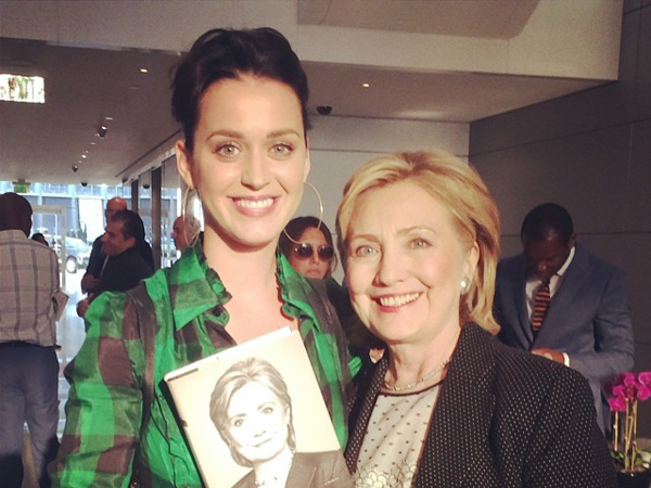 Wah, Katy Perry akan Buatkan Lagu Kampanye Presiden untuk Hillary Clinton?
